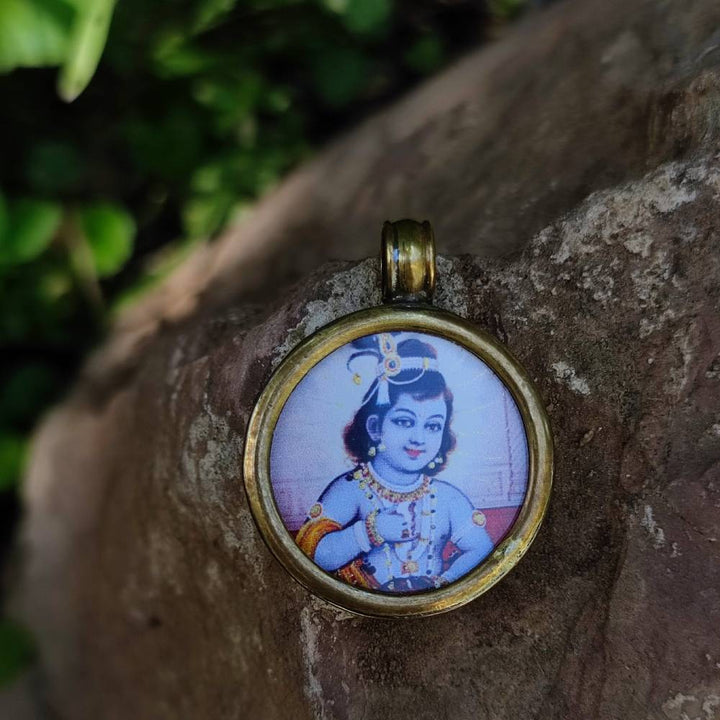 Ciondolo tradizionale indiano in ottone con Krishna
