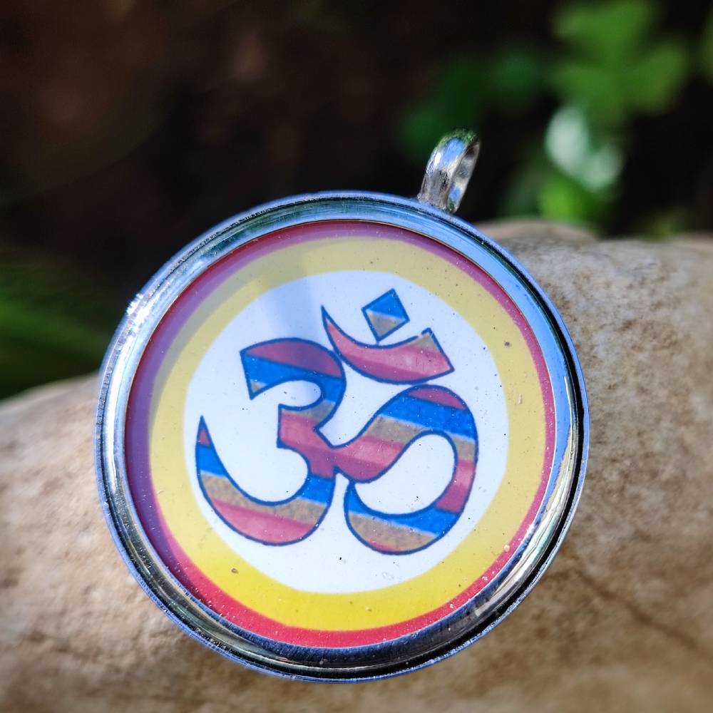 Ciondolo tradizionale indiano in ottone Om