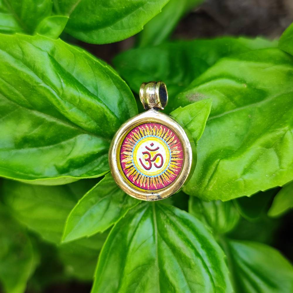 Ciondolo tradizionale indiano in ottone Om Rossa