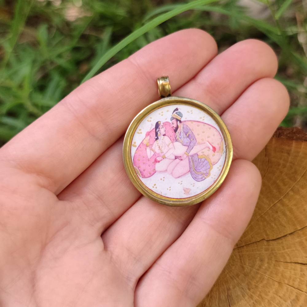 Ciondolo tradizionale indiano in ottone Kāma Sūtra