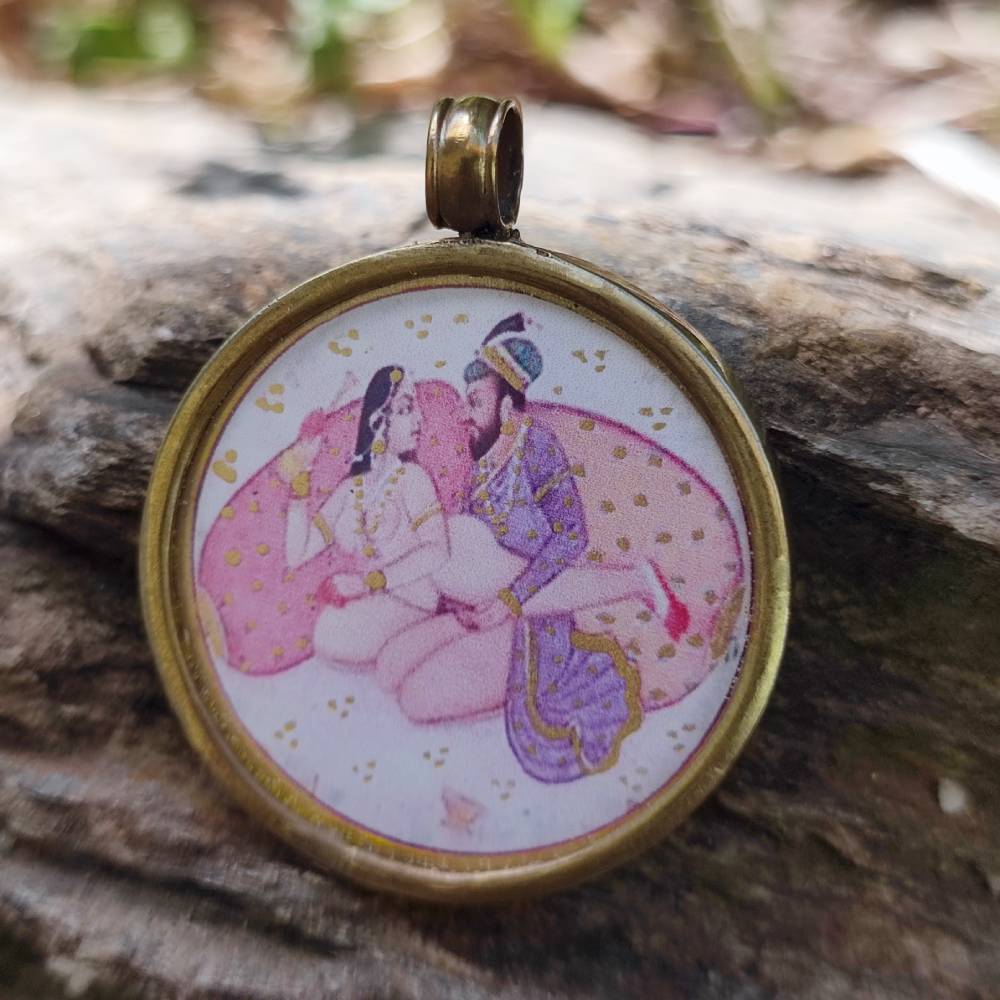 Ciondolo tradizionale indiano in ottone Kāma Sūtra