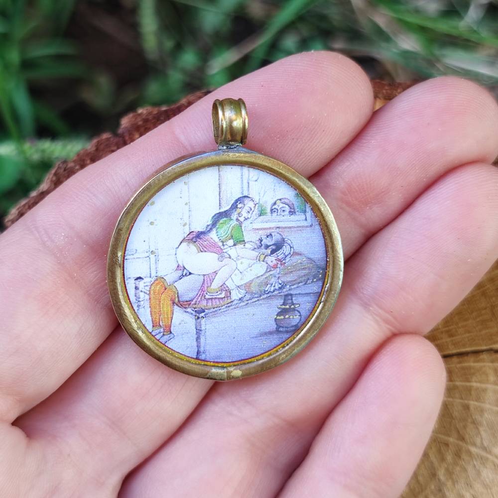 Ciondolo tradizionale indiano in ottone Kāma Sūtra