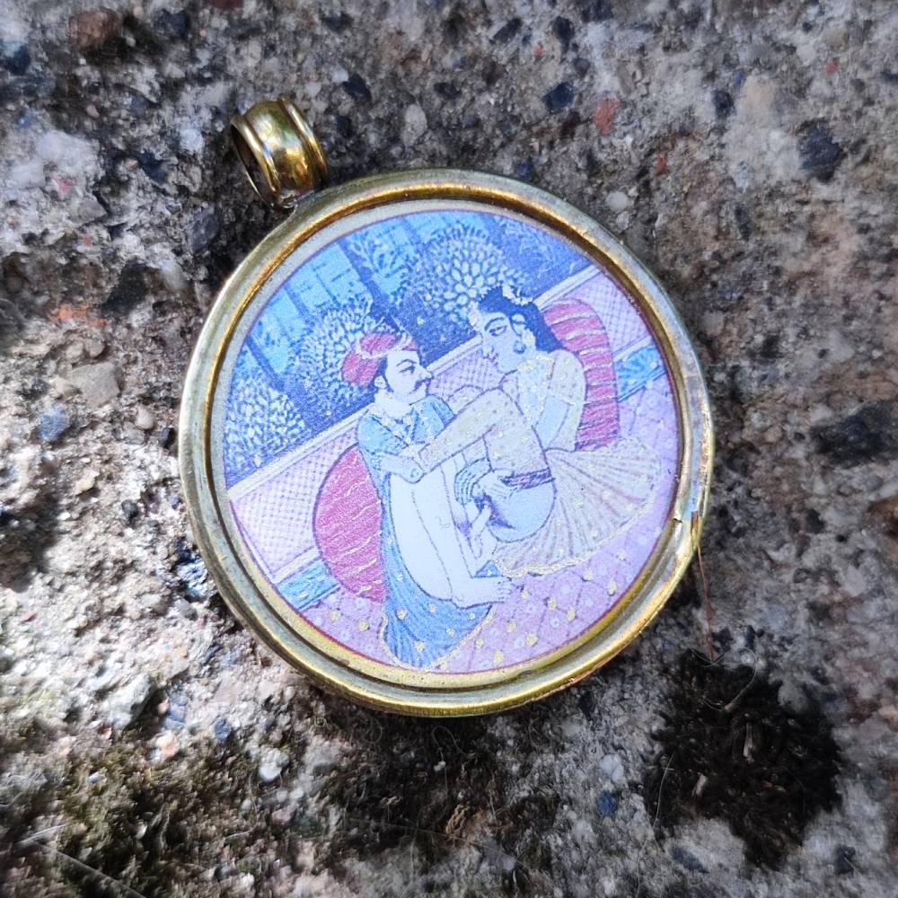 Ciondolo tradizionale indiano in ottone Kāma Sūtra