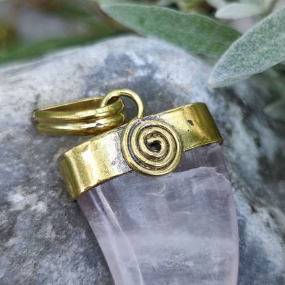 Ciondolo etnico in ottone con Quarzo Rosa