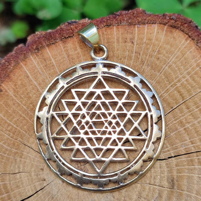Ciondolo etnico in ottone Sri Yantra
