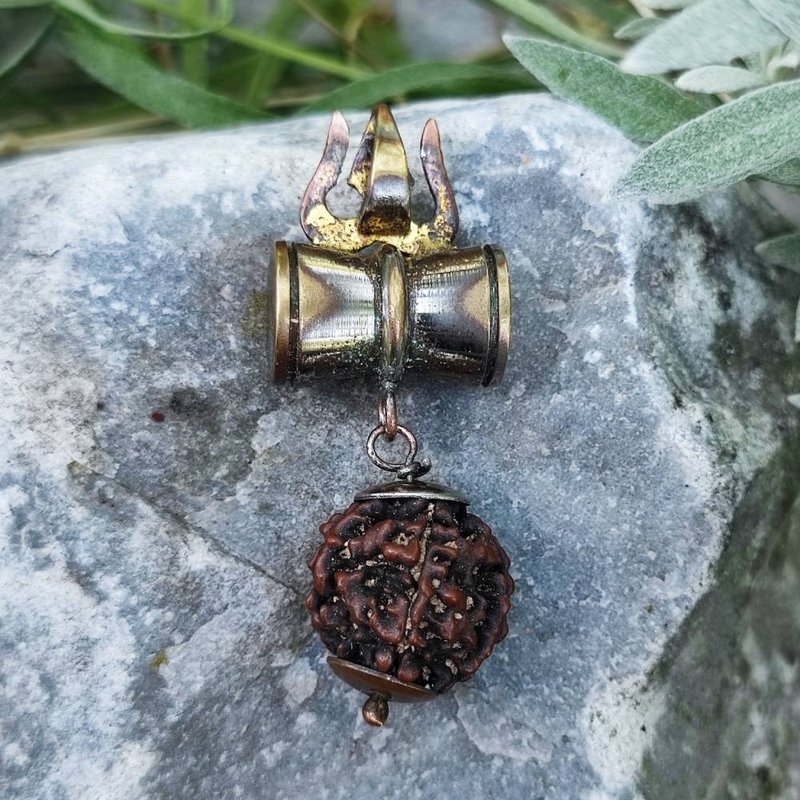 Ciondolo etnico in ottone tridente di Shiva e Rudraksha