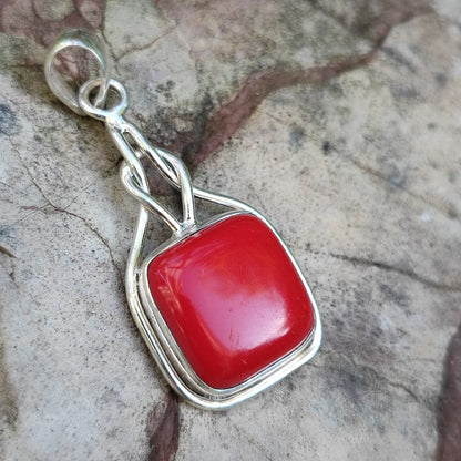 Ciondolo ABHIK con pietra BACHELITE ROSSA in argento 925 Ciondolo artigianale