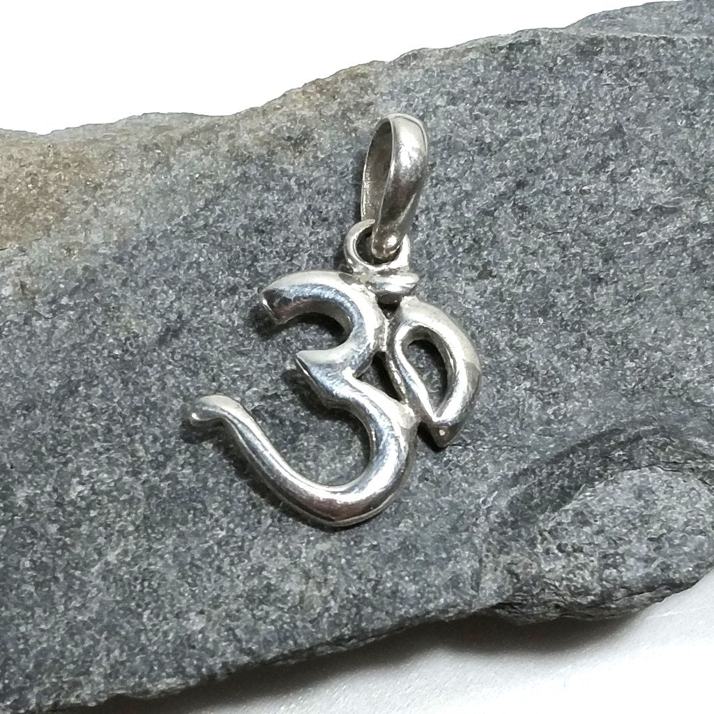 Ciondolo ETNICO in argento 925 con OM - AUM Mantra | GIOIELLI IN ARGENTO