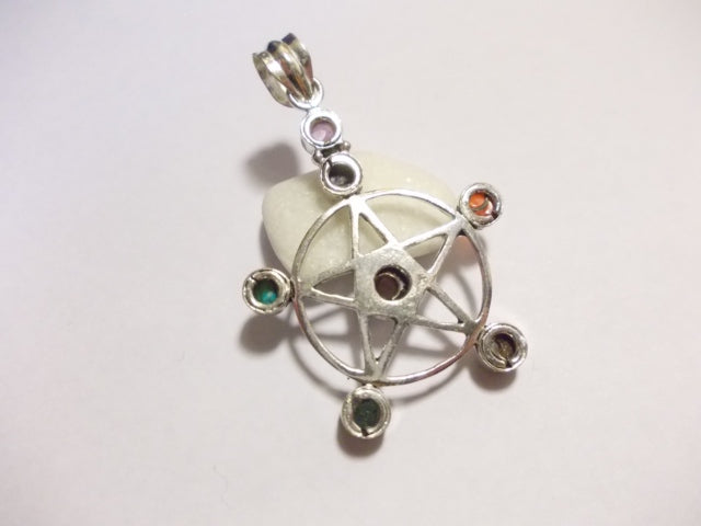 Ciondolo Chakra pentagramma ottone argento - RAYAGADA – con pietre