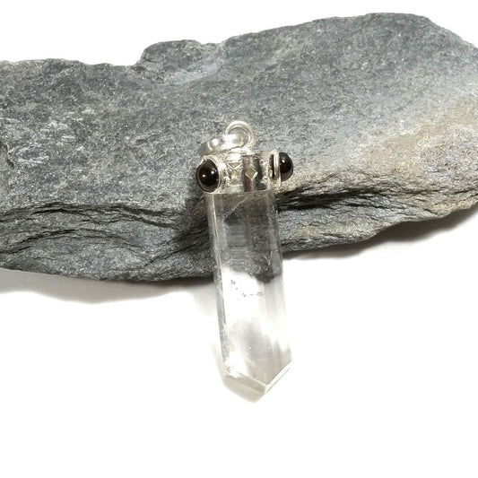 Ciondolo con pietra in ottone Ciondolo artigianale Cristallo di rocca e Granato | GIOIELLI CON PIETRE – immagine2
