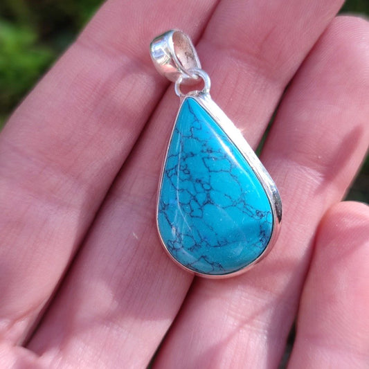 Ciondolo ACHALRAJ con pietra HOWLITE TURCHESE in argento 925 Ciondolo artigianale