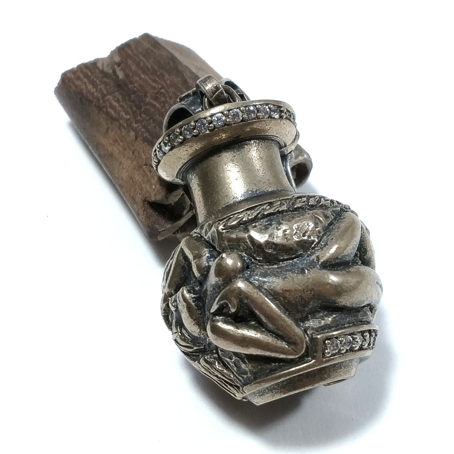 Ciondolo ETNICO in argento antico con Vaso con Zirconi e donna nuda | GIOIELLI ETNICI