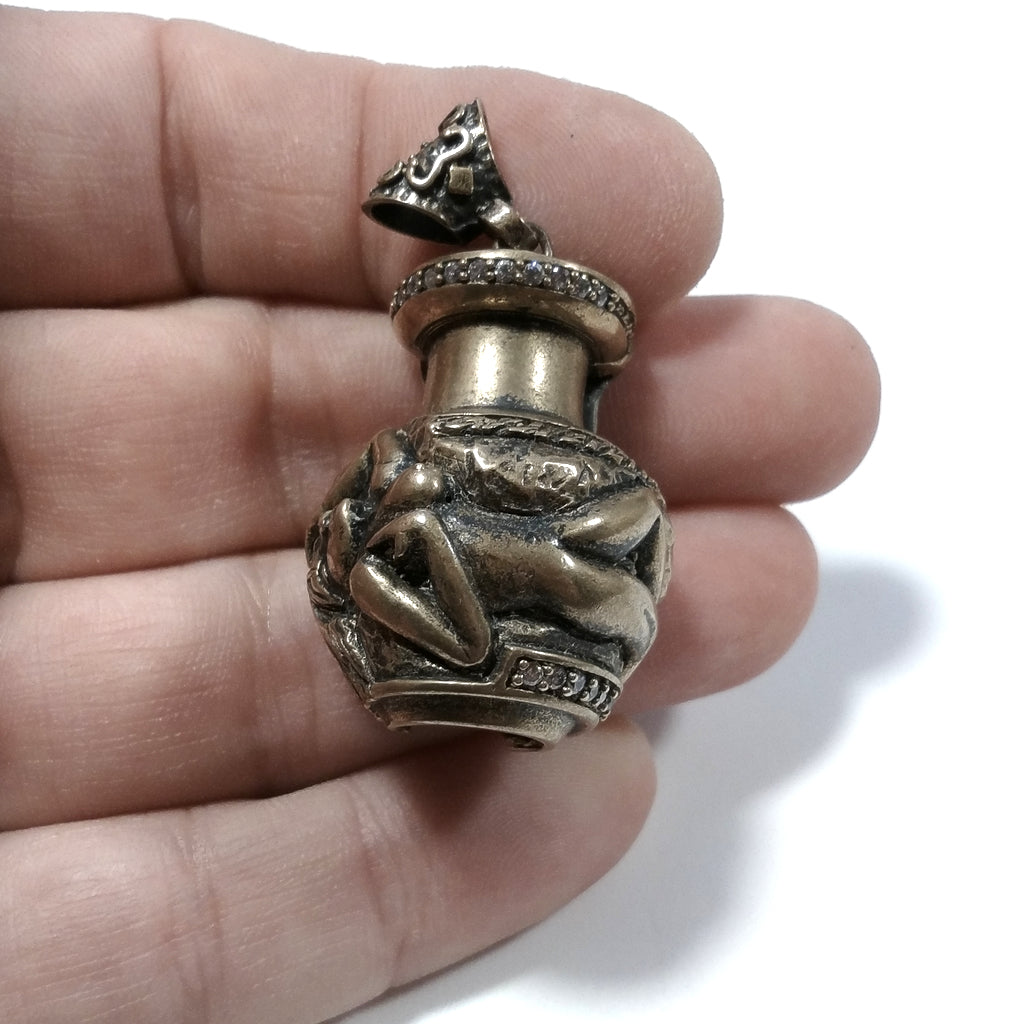 Ciondolo ETNICO in argento antico con Vaso con Zirconi e donna nuda | GIOIELLI ETNICI