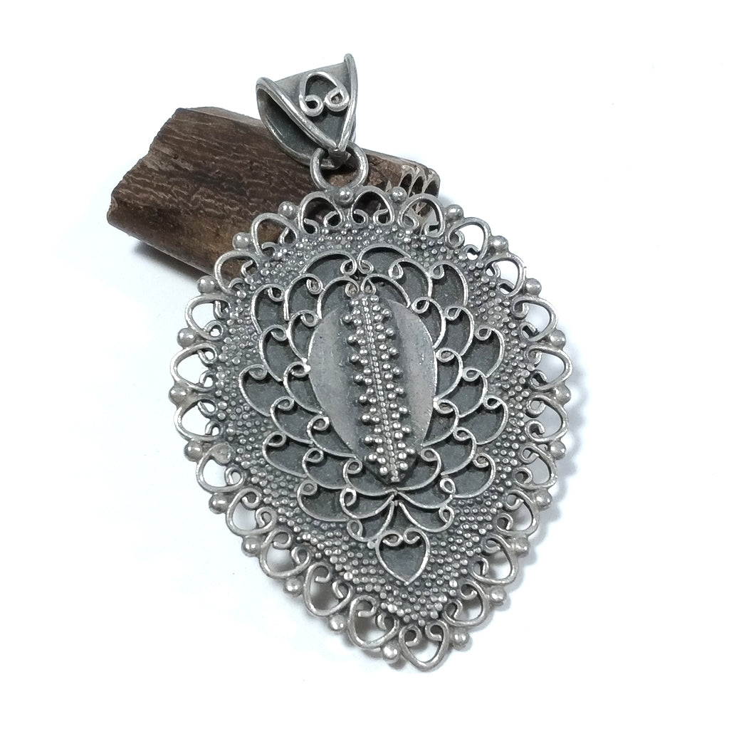 Ciondolo etnico in argento antico decorato - MUDPAR