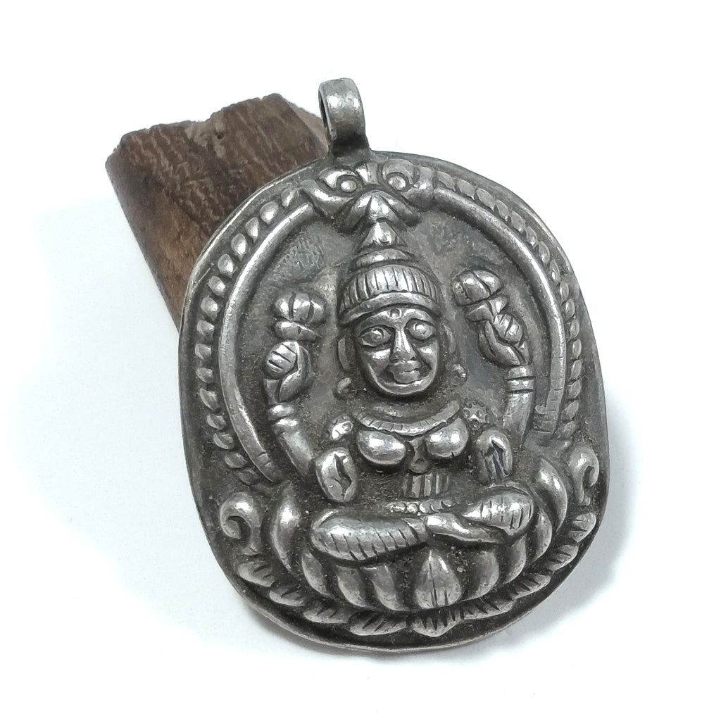 Ciondolo ETNICO in argento antico con LAKSHMI | GIOIELLI ETNICI
