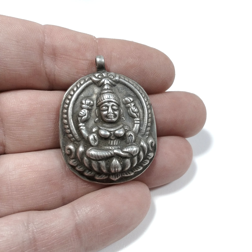 Ciondolo ETNICO in argento antico con LAKSHMI | GIOIELLI ETNICI