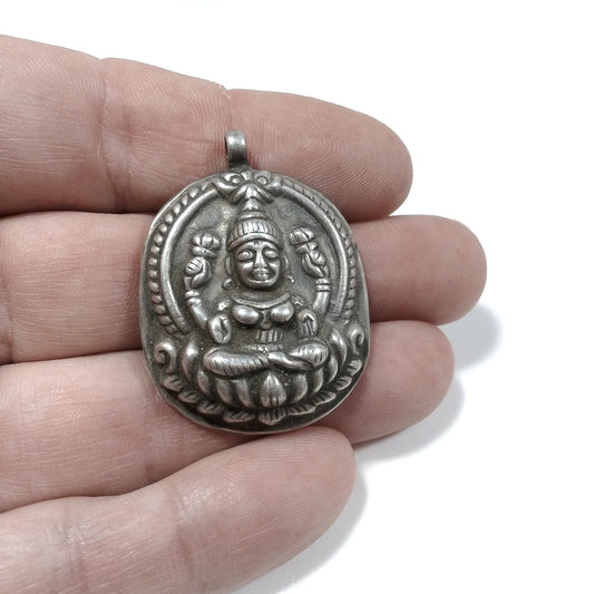 Ciondolo ETNICO in argento antico con LAKSHMI | GIOIELLI ETNICI