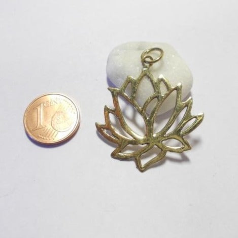 Ciondolo fiore di loto in ottone argentato - AJMER – immagine2