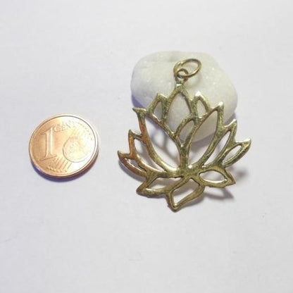 Ciondolo fiore di loto in ottone argentato - AJMER – immagine2