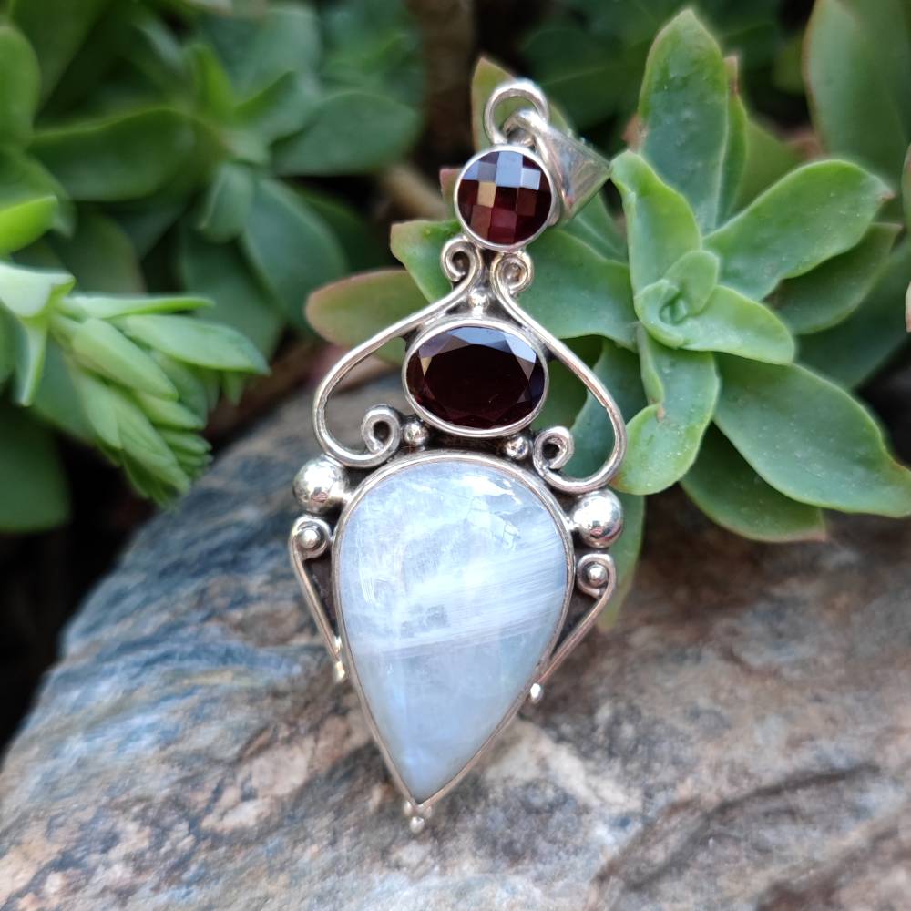 Ciondolo GAYATRI con pietra PIETRA DI LUNA e RADICE DI RUBINO in argento 925 Ciondolo artigianale