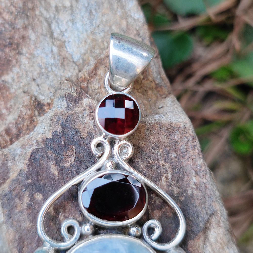 Ciondolo GAYATRI con pietra PIETRA DI LUNA e RADICE DI RUBINO in argento 925 Ciondolo artigianale