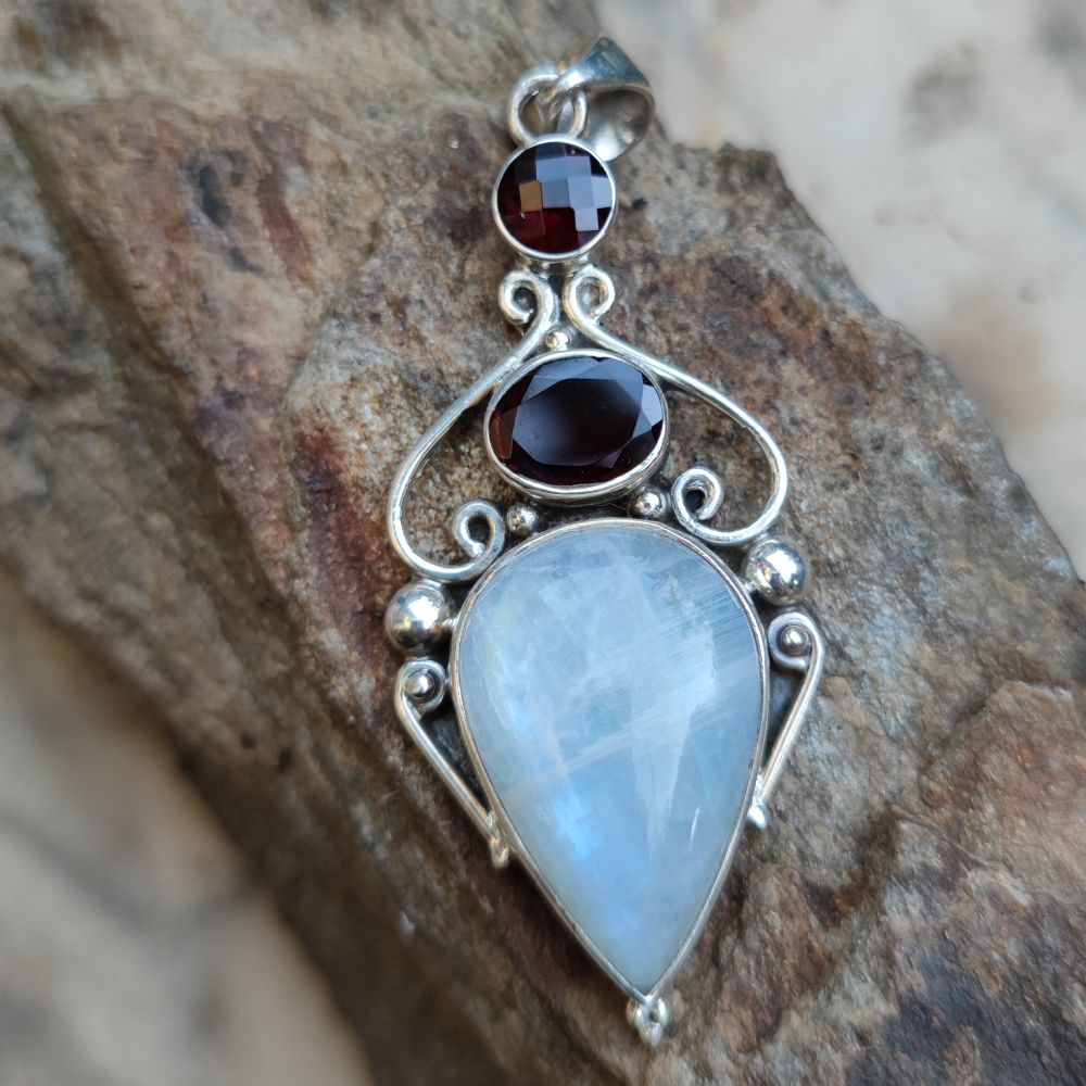 Ciondolo GAYATRI con pietra PIETRA DI LUNA e RADICE DI RUBINO in argento 925 Ciondolo artigianale