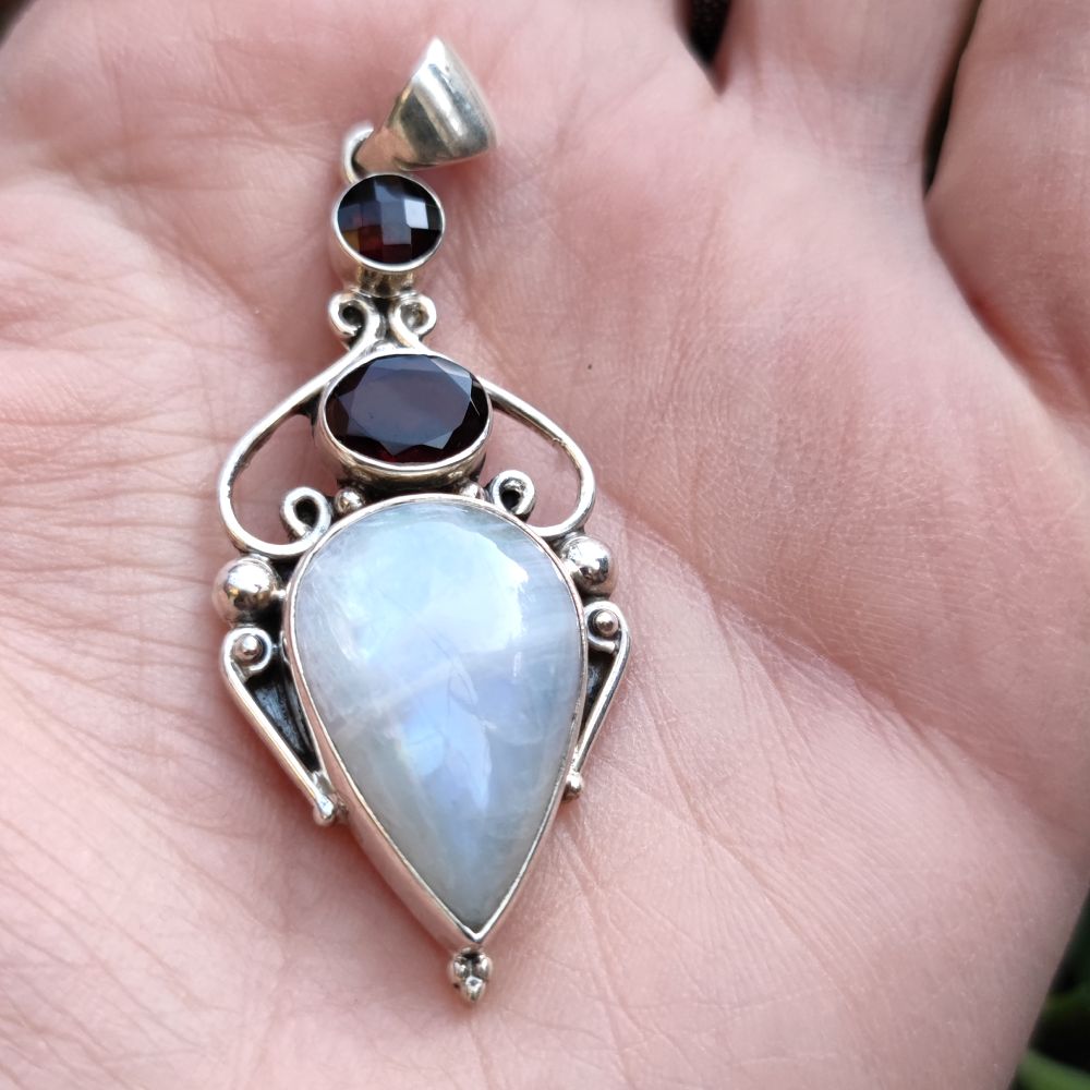 Ciondolo GAYATRI con pietra PIETRA DI LUNA e RADICE DI RUBINO in argento 925 Ciondolo artigianale