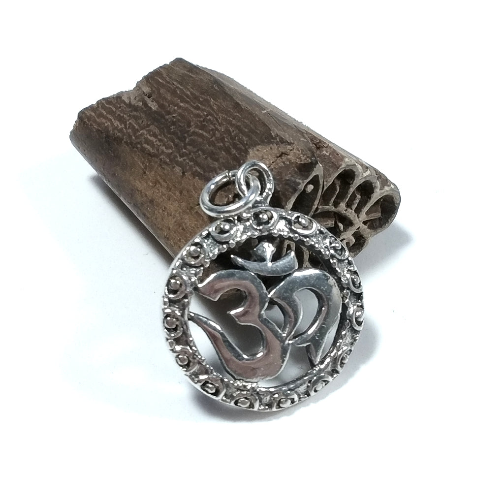 Ciondolo  ETNICOin argento 925 con OM - AUM Mantra| GIOIELLI IN ARGENTO