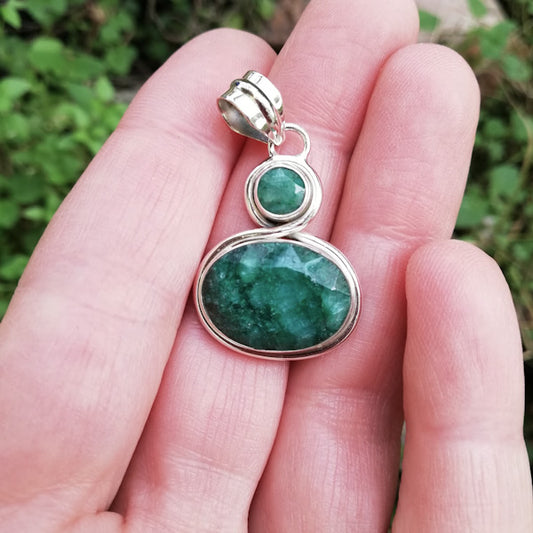 Ciondolo SHOBHA con Radice di smeraldo in argento 925 Ciondolo artigianale – immagine1