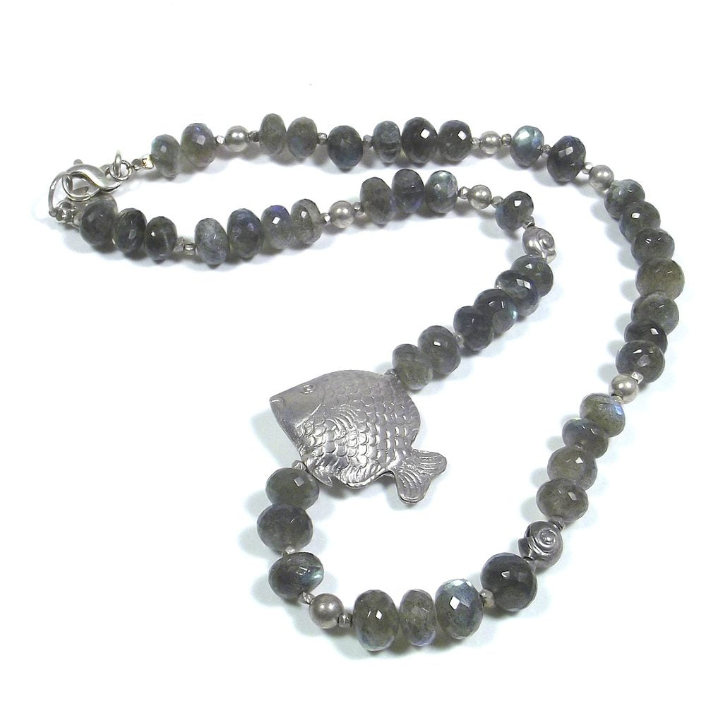 COLLANA ETNICA con pesce d'argento e LABRADORITE sfaccettata