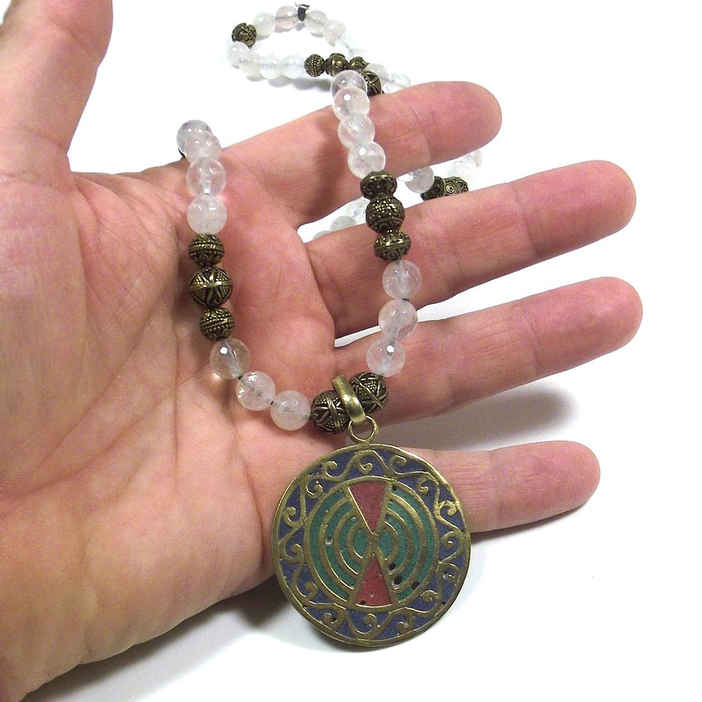 GIOIELLI etnici | COLLANA con cristallo di rocca sfaccettato e ottone – immagine5