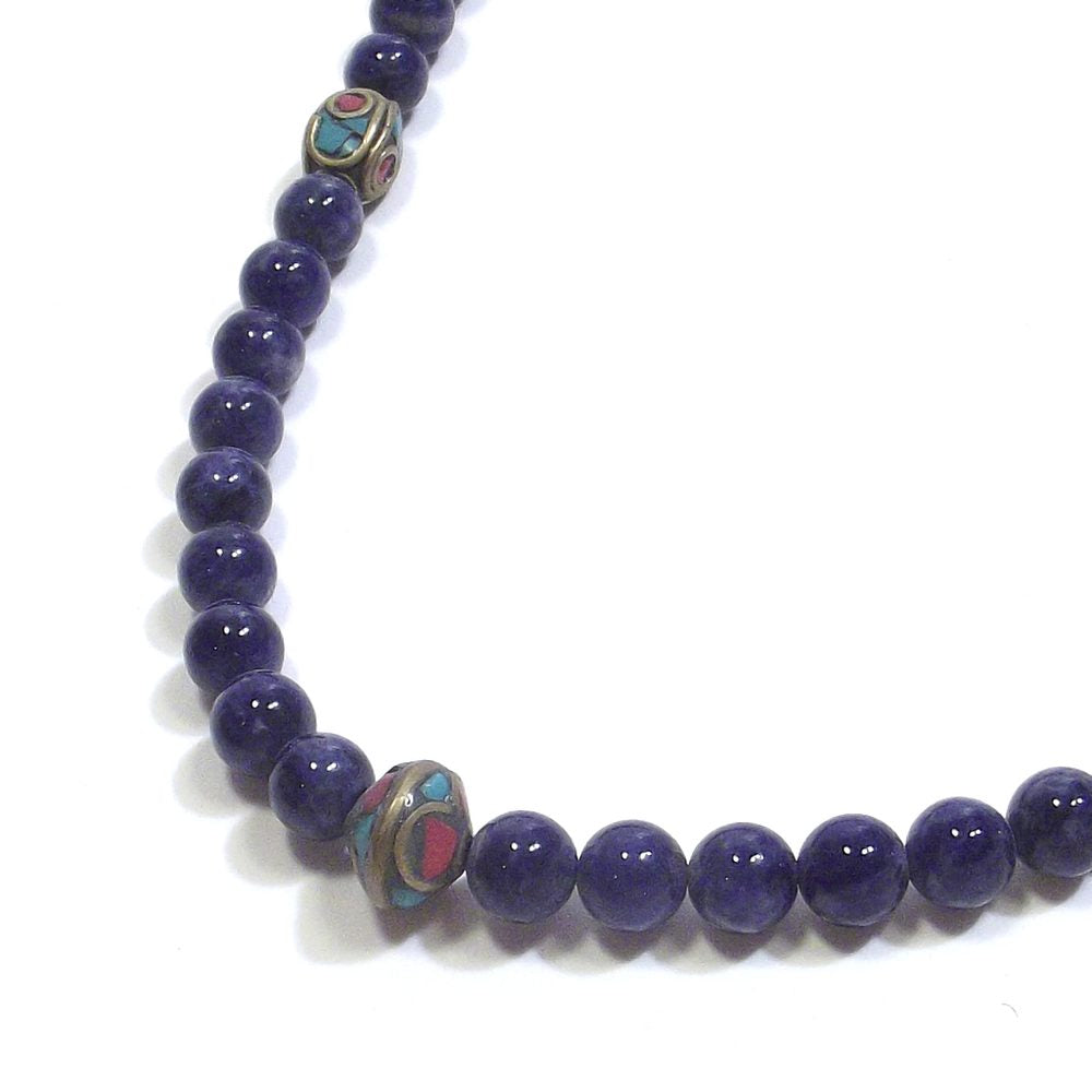 COLLANA con pietra Lapisalzzuli con intercalari tibeatini in ottone – dettaglio