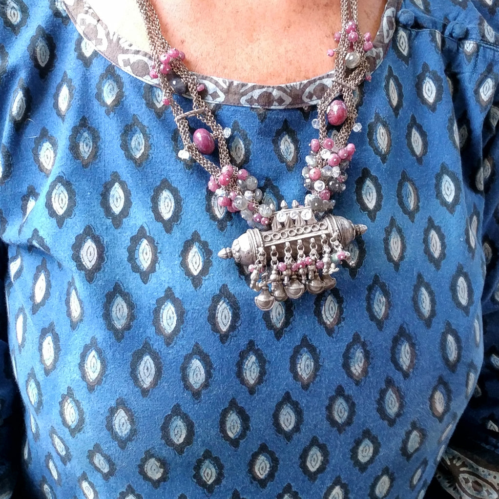 Collana ETNICA argento antico e RUBINO, PIETRA di LUNA – indossata laterale