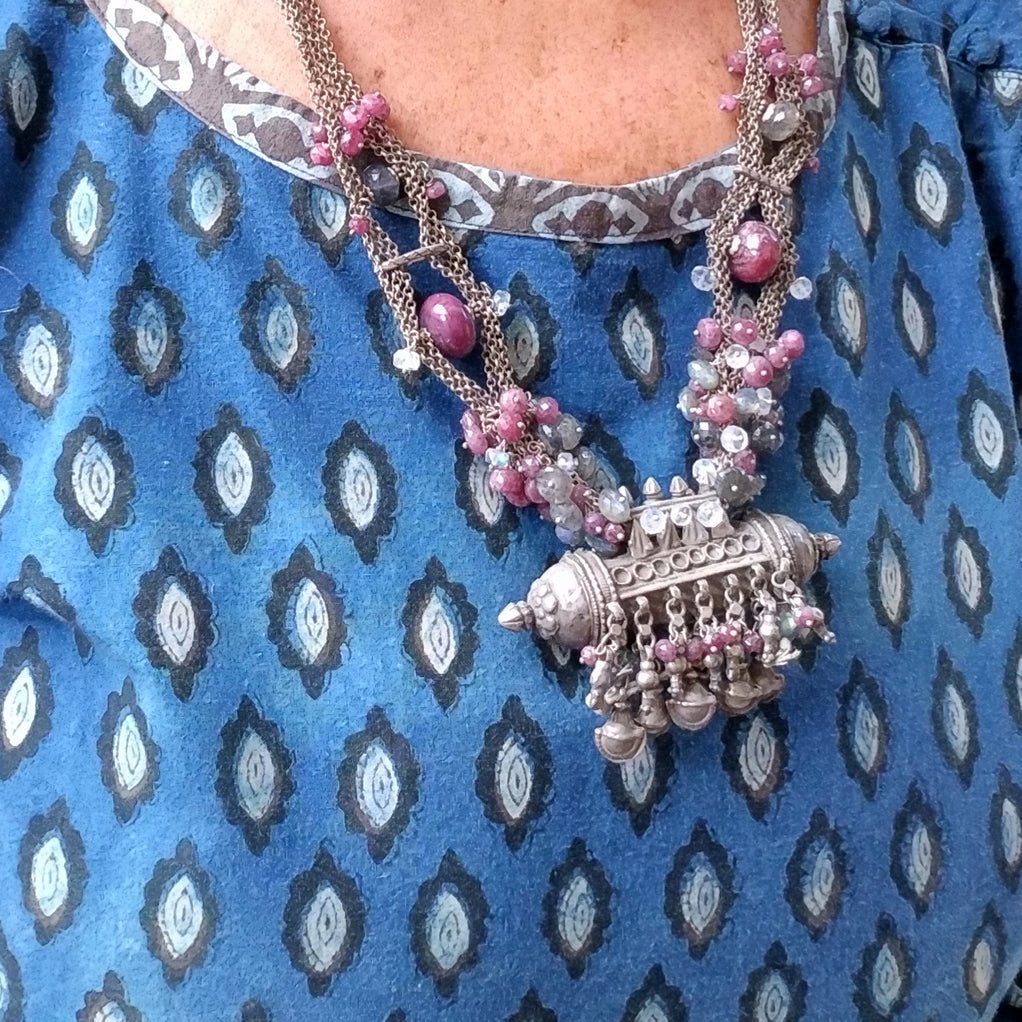 Collana ETNICA argento antico e RUBINO, PIETRA di LUNA – laterale