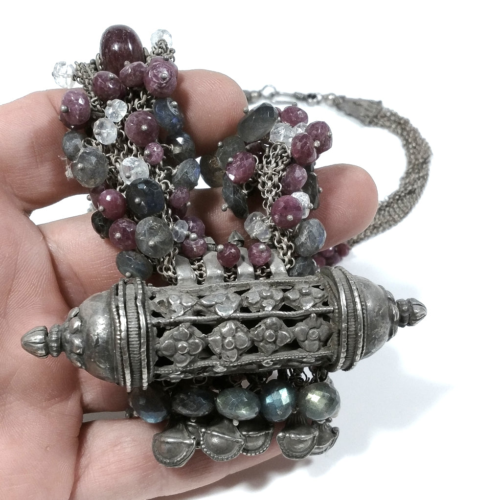 Collana ETNICA argento antico e RUBINO, PIETRA di LUNA – dettagli