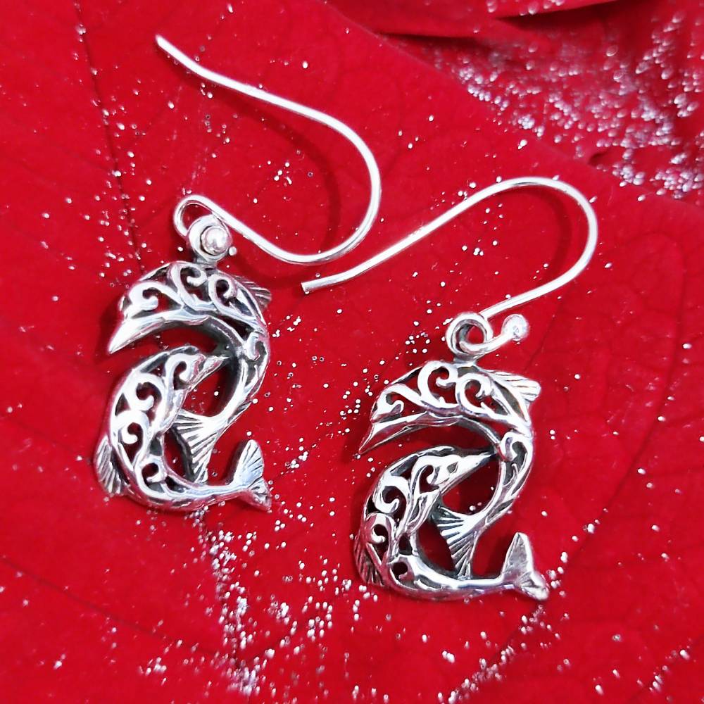 Kingsley Ryan - Orecchini a bottone in argento sterling a forma di delfino Kingsley Ryan - Orecchini a bottone in argento sterling a forma di delfino