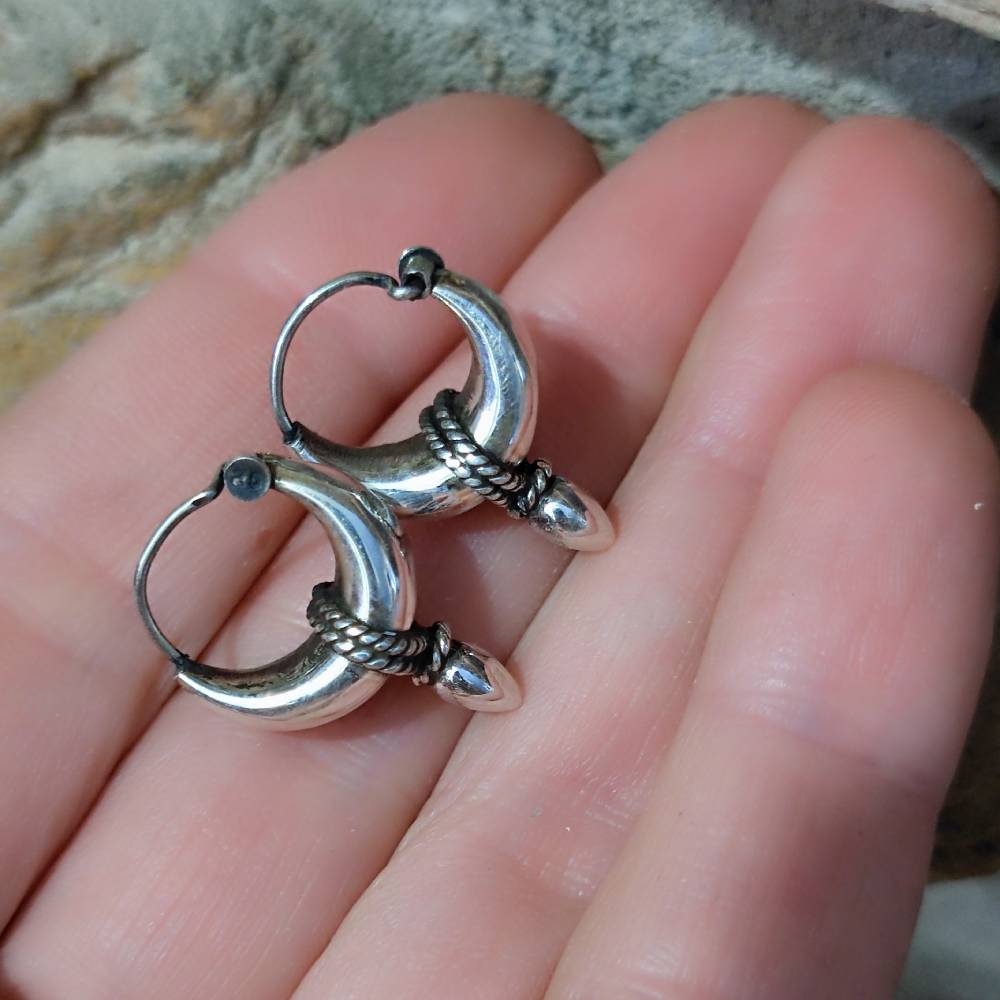 ORECCHINI a cerchio in argento 925 con punta - NATESH