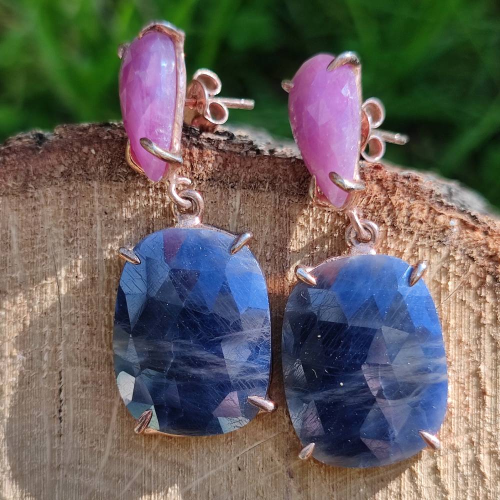 RSSE626 Orecchini A Perno In Argento 925 Con Zaffiro Grezzo Naturale - Fatti A Mano, Unici