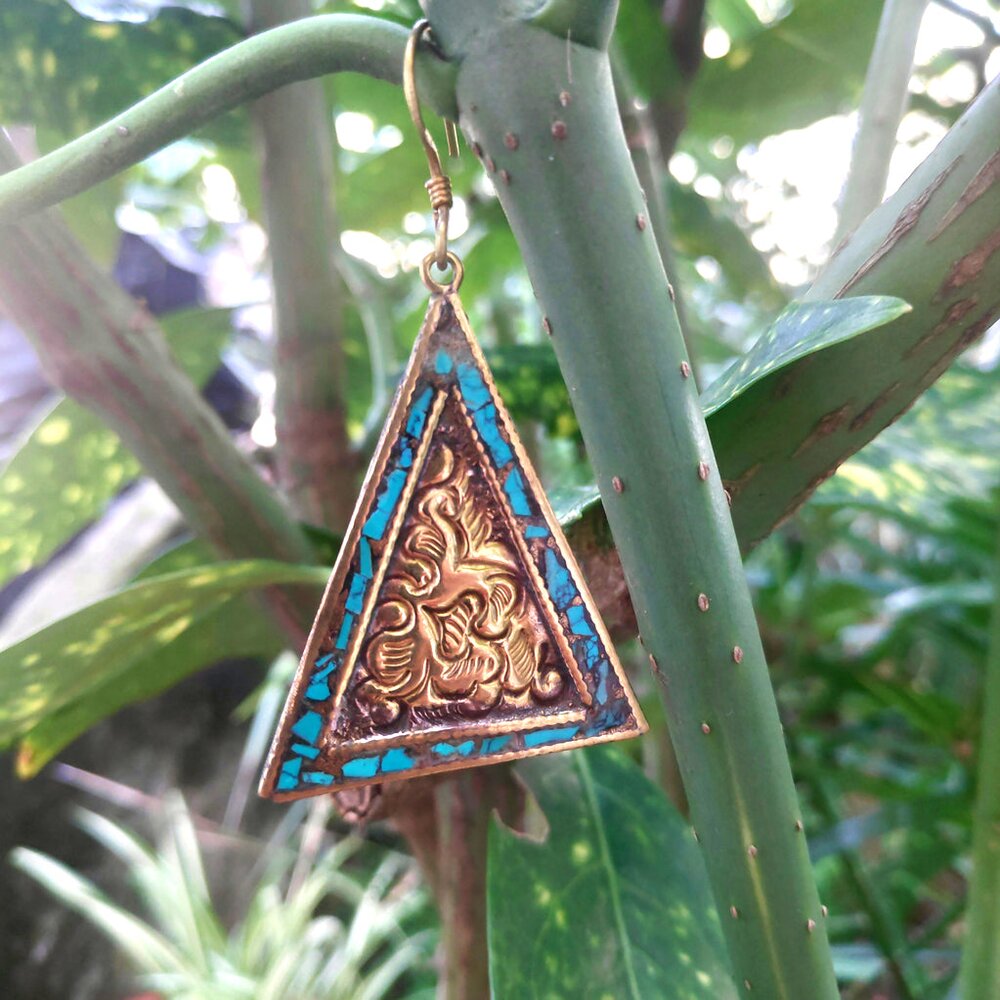 Orecchino ETNICO in ottone a triangolo - turchese