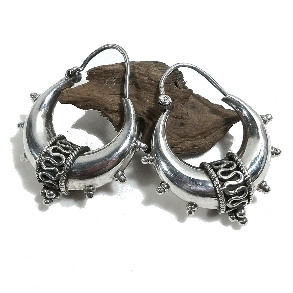 Cerchi in argento bombati puntinati e filigrana