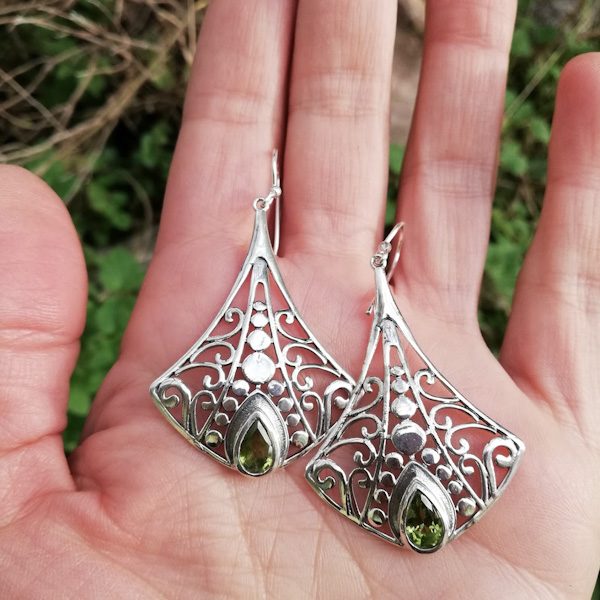 ORECCHINI MADHAVI in argento 925 con pietra | Orecchini argento con Peridoto o Granato