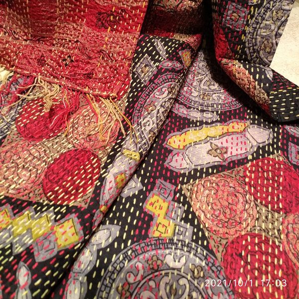 Sciarpa KANTHA con tessuti vintage misto seta ricamo a mano - dettaglio lavorazione