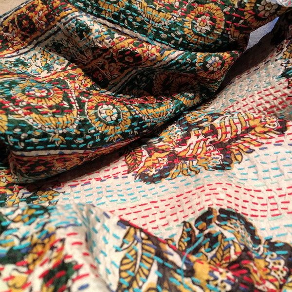 Sciarpa KANTHA con tessuti vintage misto seta ricamo a mano - dettaglio lavorazione