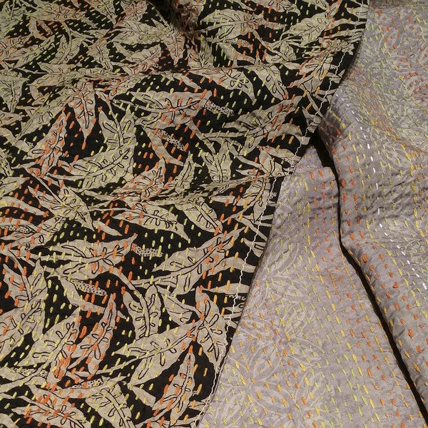 Sciarpa KANTHA con tessuti vintage misto seta ricamo a mano nero – immagine2