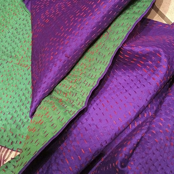 Sciarpa KANTHA con tessuti vintage misto seta ricamo a mano verde - viola – dettaglio