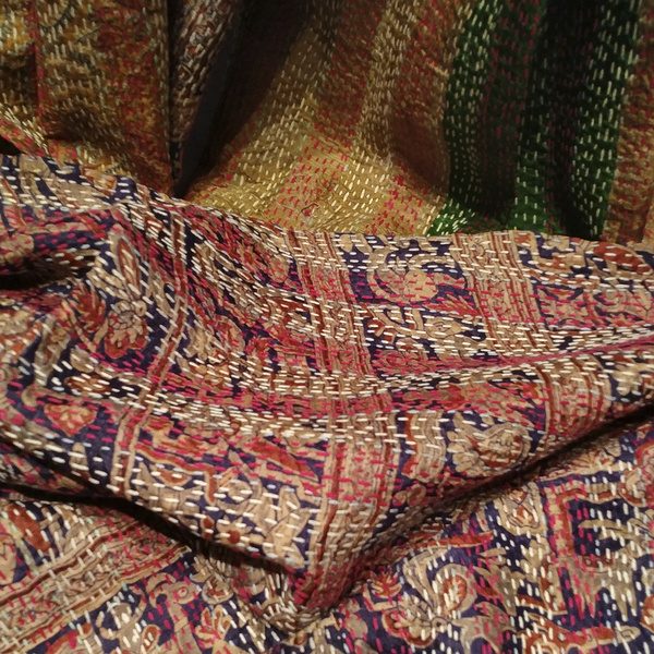 Sciarpa KANTHA con tessuti vintage misto seta ricamo a mano beige blu – immagine2