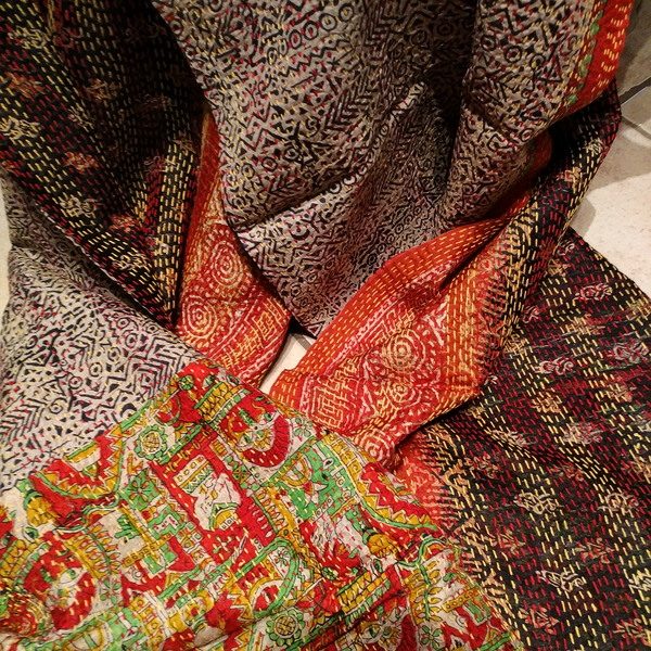 Sciarpa KANTHA con tessuti vintage misto seta ricamo a mano - dettaglio colori