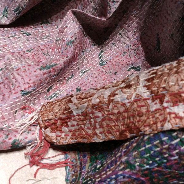 Sciarpa KANTHA con tessuti vintage misto seta ricamo a mano pink – dettaglio tessuto