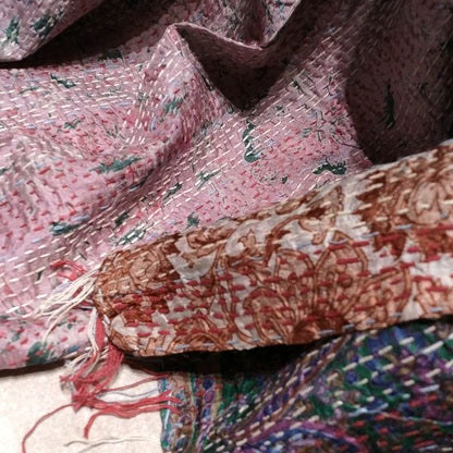 Sciarpa KANTHA con tessuti vintage misto seta ricamo a mano pink – dettaglio tessuto