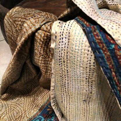 Sciarpa KANTHA con tessuti vintage misto seta ricamo a mano oro – dettagli tessuti